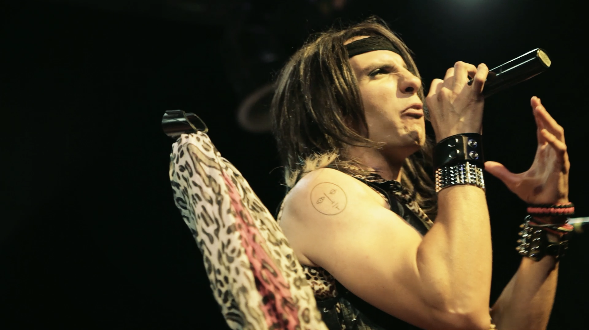 Hollywood Roxx – Breakin The Law